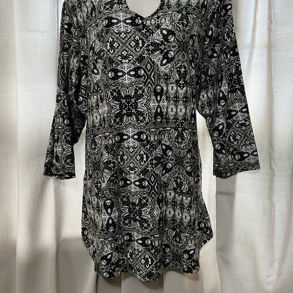 Bobbie Brooks Geometric Design Printed 3/4 Length Blouse - Picture 2 of 8